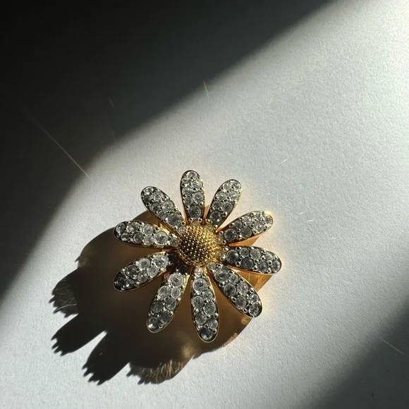 Stunning gold tone SWAROVSKI flower brooch pin - Picture 11 of 14